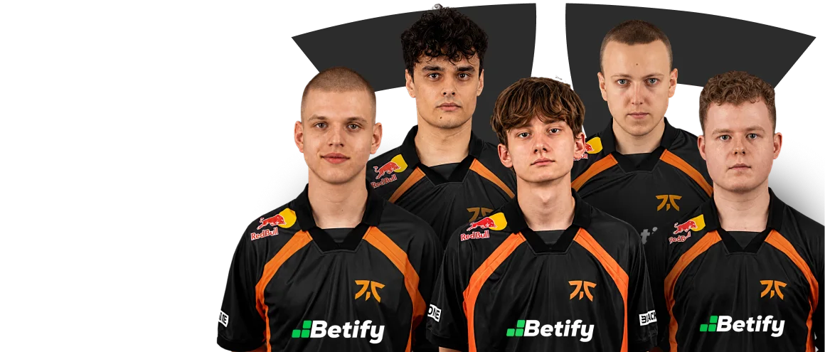 Les cinq joueurs de l'équipe Fnatic en maillot Betify